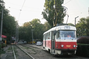 ODESSA, UKRAINE - 7 AĞUSTOS 2014: Odessa 'daki terminal istasyonunda bekleyen bir Tatra T3 tramvayında seçici bulanıklık. Bu eski Czechoslovak tramvayı Odessa tramvayı toplu taşıma sisteminin bir parçasıdır..