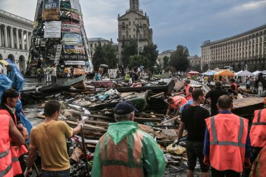 KYIV, UKRAINE - 9 AĞUSTOS 2014: Euromaidan protestolarının ve hareketlerinin başarısının ardından, 2014 yazında Meydan Meydanı 'ndaki barikatları temizleyen ve kaldıran insanlarda seçici bulanıklık.