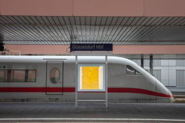 DÜKSELDORF, GERMANY - NOVEMBER 7, 2022: Düsseldorf Hbf veya Düsseldorf Hauptbahnhof 'u işaret eden imza, Alman şehrinin ana demiryolu merkezi, yüksek hızlı şehirler arası ekspres tren ICE 2.