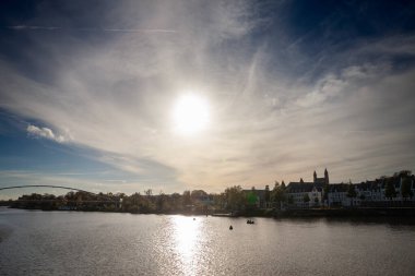Meuse Maas Nehri 'ndeki Maastricht Rıhtımı' ndaki seçici bulanıklık. Günbatımında hoge brug köprüsüne odaklanmış. Maastricht, Hollanda 'nın Limburg ilinde bir şehirdir..