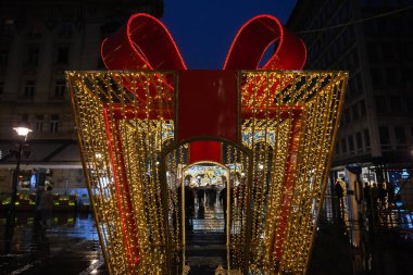 BELGRAD, SERBIA - 11 Aralık 2021: Belgrad 'ın ana caddesi Kneza Mihailova' nın ana Noel süslemesi olarak kullanılan dev hediye paketi, geceleri Xmas ve yeni yıl için aydınlatıldı.
