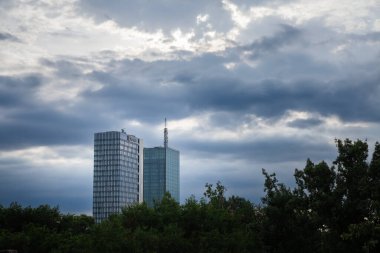 BELGRAD, SERBIA - 24 Haziran 2023: Kuleler, Yeni Belgrad 'da Usce 1 ve 2 (Novi Beograd). Bunlar karışık bir kullanılmış yüksek katlı gökdelen ve Belgrad 'ın simgesi ve simgesi..