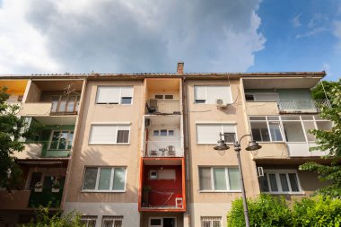 Vrsac Sırbistan 'da çürüyen ve dağılmış durumdaki komünist konut binaları. Bu tür kuleler Sosyalist mimarinin ve Doğu Avrupa 'nın karşı karşıya olduğu ekonomik geçişin bir sembolüdür..