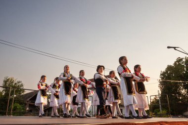 PECINCI, SERBIA - 15 Temmuz 2023: Pecicni, Sırbistan 'da dans eden bir grup çocuk, erkek ve kız çocuğu. Srpsko Kolo geleneksel bir Sırp halk dansı..