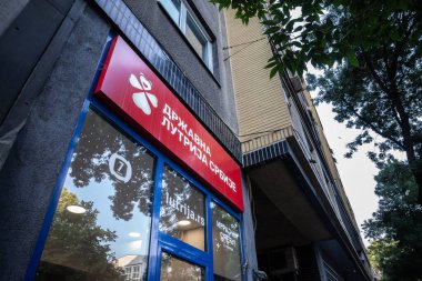BELGRAD, SERBIA - 16 Temmuz 2023: Drzavna Lutrija Srbije logosu Belgrad 'daki yerel kumarhanelerinde görülüyor. Drzavna Lutrija Srbije, bir bahis ve kumar örgütü olan Sırp Hırvat Piyangosudur..