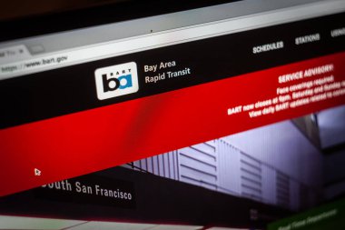 SAN FRANCISCO, CALIFORNIA - 11 Nisan 2021: BART logosu üzerindeki seçici bulanıklık programları gösteren bir ekranda. BART körfezi bölgesi hızlı ulaşım San Francisco 'nun toplu taşıma yetkisidir..