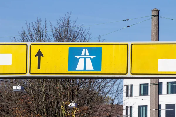 Вибіркове Розмиття Німецькій Дорозі Вупперталі Німеччина Вказує Напрямки Автобану Такі — стокове фото