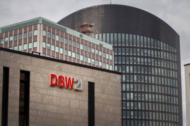 DORTMUND, ALMANY - 5 Kasım 2022: DSW21 logosu Dortmund 'daki ana ofislerinde. DSW21 ya da Dortmunder stadtwerke, Dortmund 'un kamu taşımacılığı ve belediye hizmetleri şirketidir..