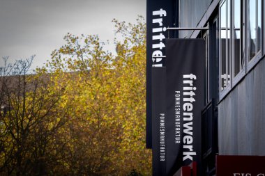 ESSEN, Almanya - 11 Kasım 2022: Frittenwerk logosu Essen, Almanya 'daki yerel fast food üzerine. Frittenwerk, cips, patates kızartması ve Pommes Frites üzerine uzmanlaşmış bir Alman fast food zinciri..