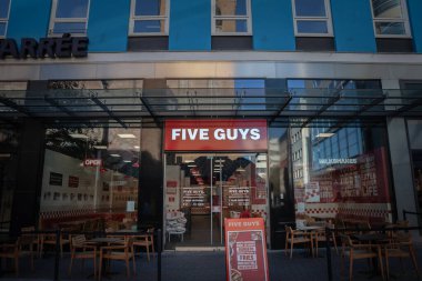 DORTMUND, Almanya - 5 Kasım 2022 Dortmund, Almanya 'daki ana fast food restoranlarında beş kişilik logo. Beş adam bir Amerikan fast food zinciri..