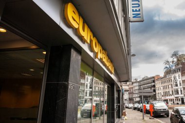 LIEGE, BELGIUM - 9 Kasım 2022: Europabank, Liege için ofislerinde. Crelan grubunun bir parçası olan Europabank, kredi ve küçük ve orta büyüklükteki işletmelerde uzmanlaşmış bir Belçika bankasıdır..