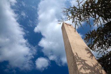 RITOPEK, SERBIA - 22 Temmuz 2023: Spomenik i spomen kosturnica u Ritopeku in Ritopek. İkinci Dünya Savaşı sırasında Nazilere karşı partizan savaşçılara adanmış bir Yugoslav komünist anıtı..