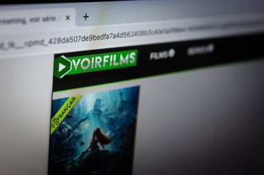 PARIS, FRANCE - 14 AĞUSTOS 2023: Anasayfalarında Voirfilm logosu seçici bulanıklık. Voirfilms, yasadışı film, film ve dizi yayınları konusunda uzmanlaşmış bir Fransız web sitesidir..