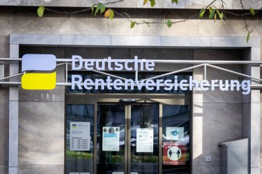 DORTMUND, Almanya - 13 Kasım 2022: Dortmund 'daki yerel ofislerinde Deutsche Rentenversicherung logosu. Ayrıca DRV olarak da bilinir, Deutsche Rentenversicherung bir Alman emeklilik sigortası yönetimidir..
