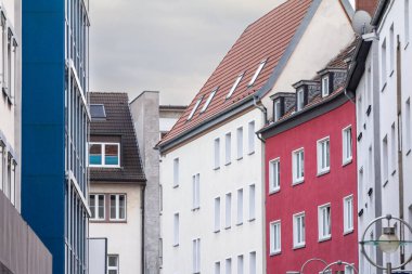 Köln, Almanya 'nın banliyö sokağındaki çok katlı binaların tipik cepheleri, Batı Avrupa arka planında, ince balkonlar..