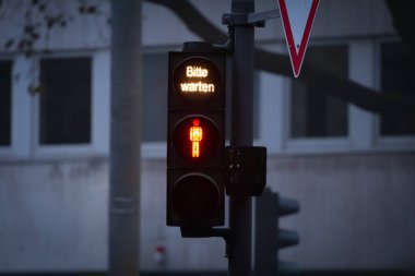Alman Pediatri kırmızı ışıkta kırmızı ışıkta Alman ve Avrupa trafik kurallarına uyan seçici bulanıklık Alman Bitte Warten dilinde 