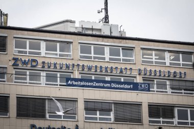 DÜKSELDORF, ALMANY - 8 Kasım 2022: ofislerinde ZWD zukunftswerkstatt dusseldorf logosu. Zukunftswerkstatt (Almanca: 