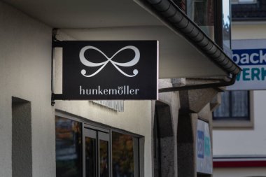 TROISDORF, ALMANY - 12 Kasım 2022: Hunkemoller logosu Troisdorf, Almanya perakendecilerinin önünde. Hunkemoller, birinci sınıf iç çamaşırı üreticisi Hollandalı bir uyku tulumu ve iç çamaşırı üreticisi..