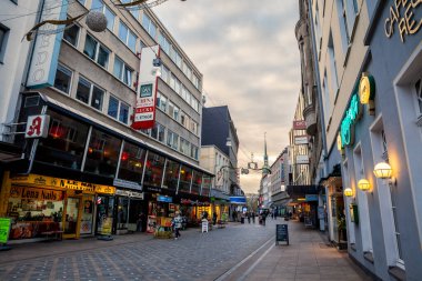 DORTMUND, ALMANY - NOVEMBER 5, 2022: Ostenhellweg caddesinde dükkanları ve mağazaları olan butiklerin işaretlerinde seçici bulanıklık. Ostenhellweg, Dortmund Altstadt 'ın ana caddesinde bulunan bir alışveriş caddesidir..