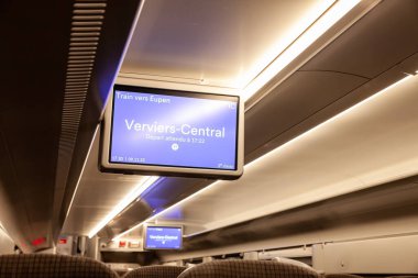 VERVIERS, BELGIUM - 9 Kasım 2022: Belçika 'daki Verviers Central şehrini hedef gösteren bir trende SNCB Belçika demiryollarının LCD ekranında seçici bulanıklık.