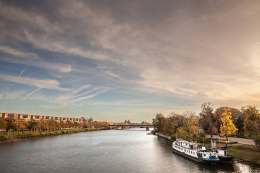 Meuse Maas Nehri 'ndeki Maastricht Rıhtımı' ndaki seçici bulanıklık. Günbatımında hoge brug köprüsüne odaklanmış. Maastricht, Hollanda 'nın Limburg ilinde bir şehirdir..