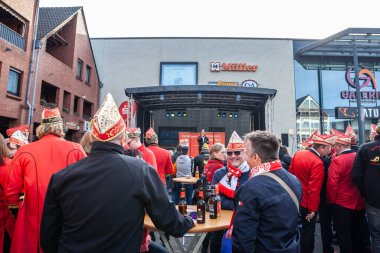 TROISDORF, GERMANY - 12 Kasım 2022: Troisdorfer Karneval, Troisdorg Karneval, Almanya 'da geleneksel bir kutlama sırasında kostüm giyen bir grup yaşlı adamın seçici bulanıklığı.