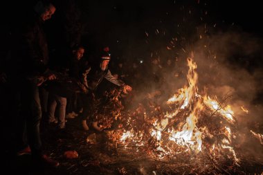 BELGRAD, SERBIA - 6 Ocak 2023: Ortodoks Noel 'inde Belgrad' da badnjak dalları yakan Sırp Halkı 'nın seçici bulanıklığı. Bu geleneksel bir Sırp Noel geleneğidir..