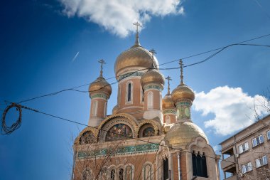 Romanya 'nın Bükreş kentindeki Biserica Rusa Sfantul Nicolae veya Aziz Nicholas kilisesinde seçici bulanıklık. Tipik ampul kubbeleri olan bir Rus ortodoks kilisesi..
