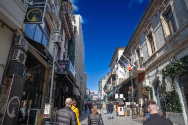 BÜKREŞ, ROMANIA - 14 Mart 2023: Bükreş 'teki Strada selari caddesinin Panorama' sı, Romanya 'nın tarihi başkenti Centrul Istoriç' in kaldırım taşı caddesi.