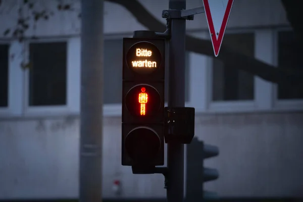 Selektivní Rozmazání Německém Chodci Červené Světlo Semaforu Souladu Německými Evropskými — Stock fotografie