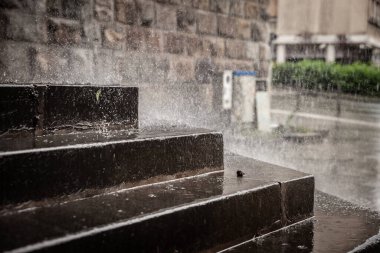 Sırbistan 'ın Belgrad kentindeki merdivenlere damlayan ve su sıçratan yağmur sularında seçici bulanıklık, sonbaharın yağmurlu bir öğleden sonrasında, kötü bir hava olayında.