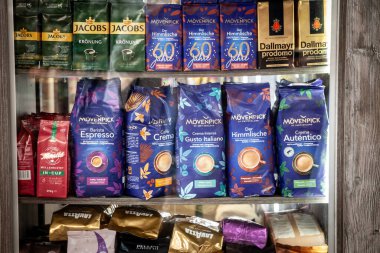 RIGA, LATVIA - 21 AĞUSTOS 2023: Movenpick kahveli bir mağazanın raflarında seçici bulanıklık. Movenpick, İsviçre 'de hizmet veren bir yemek ve otel zinciri..