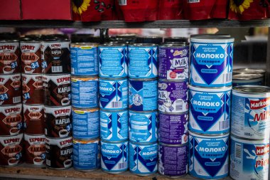 RIGA, LATVIA - Rusya 'dan yapılan ihracata uygulanan ekonomik yaptırımlara rağmen, Rusya' nın Riga, Letonya pazarında satılık Rus konserve kutularında seçici bulanıklık.