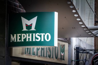 AAÇEN, Almanya - 8 Kasım 2022 Aachen 'deki yerel dükkanlarının önünde Mephisto Chausseur tabelası. Mephisto, Fransa 'dan bir ayakkabı ve ayakkabı imalatçısı ve perakendecisi.