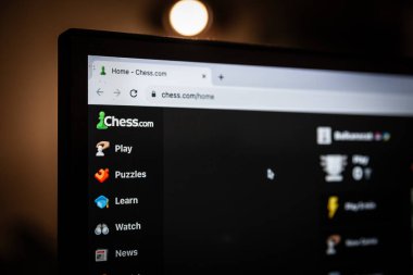 BELGRAD, SERBIA - 18 Eylül 2023: Hompage web sitelerinde satranç logosu üzerinde seçici bulanıklık. Chess com insanların online satranç oynayabileceği bir internet satranç sunucusudur..