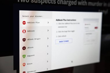 BELGRAD, SERBI - SEPTEMBER 18, 2023: Bir web sitesindeki engelleme önleyici uygulaması üzerindeki seçici bulanıklık kullanıcıdan bir web sitesi içeriğine erişmek için adres uzantısını kapatmasını istiyor.