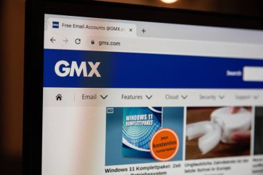 BELGRAD, SERBIA - 18 Eylül 2023: GMX logosu ekranlarında. GMX, Almanya 'da ücretsiz olarak kurulan bir e-posta şirketidir..