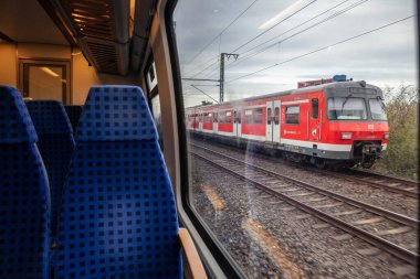 COLOGNE, GERMANY - NOVEMBER 7, 2022: Köln 'de Alman bölgesel treninde boş koltuklar, Koln S-Bahn banliyö treninde hız bulanıklığı, Deutsche Bahn' dan banliyödeki Alman demiryolu sistemine yapılan bir seyahat.