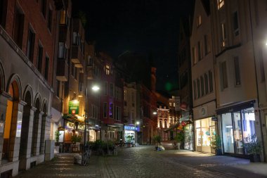 AACHEN, ALMANY - 8 Kasım 2022 Aachen Schmiedstrasse caddesinde seçici bulanıklık, eski kasaba, altstadt, ortaçağ şehir merkezi, bir Batı Almanya şehri.