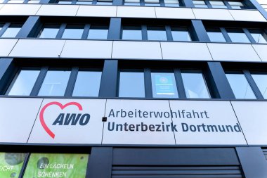 DORTMUND, ALMANY - 13 Kasım 2022: Dortmund 'daki yerel ofislerinde AWO logosu. AWo, ya da Arbeiterwohlfahrt, yardım ve finansman konusunda uzmanlaşmış bir Alman STK..