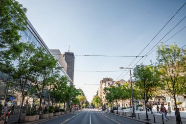 BELGRAD, SERBIA - 23 Nisan 2023: Beogradjanka kulesinin bulunduğu Krallık Milana ve Terazije caddelerinin Panoraması, ayrıca Palata Beograd olarak da bilinir..