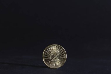 İki dinar bozuk para üzerinde seçici bulanıklık, Makedonya 'da 2 dinar anlamına gelen ve siyah zemin üzerinde izole edilmiş 2 dinar anlamına geliyor. MKD, yani Makedon Denarı, Kuzey Makedonya 'nın para ve para birimi..