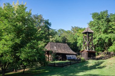 Sırp ortodoks kilisesi Devojacki bunar, ahşap bir kilise, Voyvodina 'nın Banat kentindeki Crkva Svete Velikomucenice Marine Ognjene Marije kilisesi hakkında panoramaof. Sırbistan çoğunlukta ortodoks.