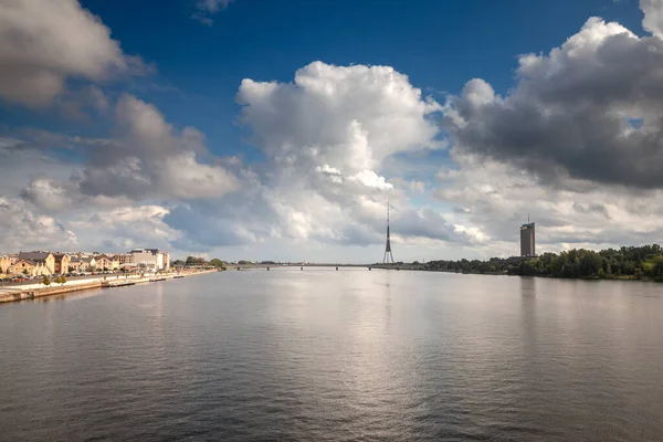 在一个阳光明媚的下午 背景是收音机和电视塔的拉塔维亚里加的多加瓦河全景 里加是拉脱维亚的首都 在巴尔干国家 — 图库照片