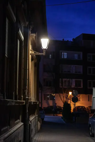 Sırbistan Novi Sad Kentinin Merkezindeki Küçük Bir Caddenin Önünde Karanlık — Stok fotoğraf