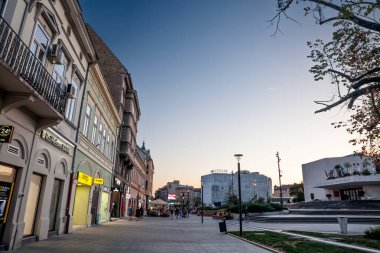 NOVI SAD, SERBIA - 12 AĞUSTOS 2023: Srpsko narodno pozoriste tiyatrosu ile Pozorisni Trg Meydanı, Novi Sad şehir merkezi, 2. Sırbistan şehri ve Voyvodina 'nın ana caddesi.