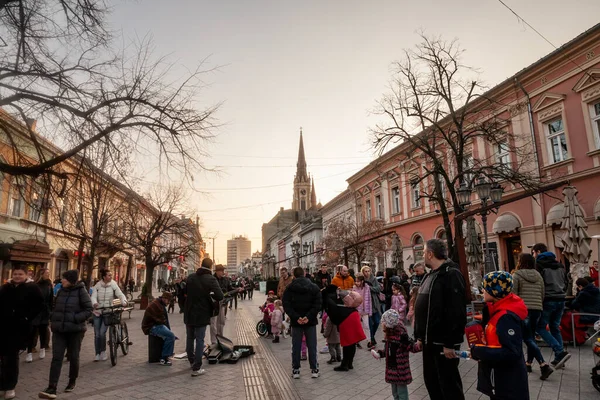 NOVI SAD, SERBIA - 4 Mart 2023: Novi Sad ana caddesi, Zmaj Jovina 'da kalabalığın önünde arka planda katedralle birlikte seçici bulanıklık.