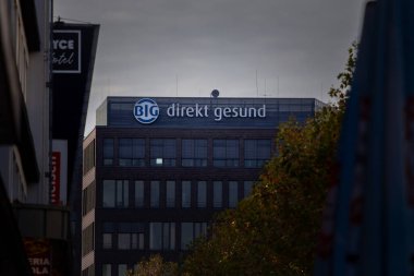 DORTMUND, ALMANY - 5 Kasım 2022: büyük Krankenkasse logosu ana ofislerinde Dortmund için. Bundesingskrankenkasse Gesundheit bir Alman sağlık sigortası şirketidir..