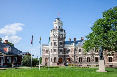 SIGULDA, LATVIA - 23 Ağustos 2023: Kulesi ve bahçesi ile Sigulda Yeni Kalesi 'nin ana cephesi. 19. yüzyılda kropotkin ailesi tarafından inşa edilmiş. Siguldas Jauna Pils adında neo gotik bir kale..