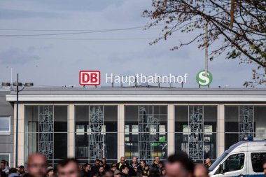 DORTMUND, ALMANY - 13, 2022: Dortmund Hauptbahnhof tren istasyonunda seçici bulanıklık. Dortmund Hbf şehrin ana tren istasyonudur..